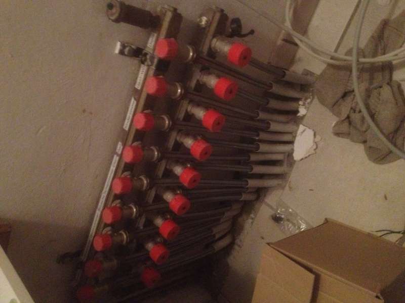 BAU.DE / BAU-Forum: 1. Bild zu Frage "Identifikation Heizkreisverteiler" im BAU-Forum "Fußbodenheizungen / Wandheizungen" BAU.DE / BAU-Forum: 1. Bild zu Frage "Identifikation Heizkreisverteiler" im BAU-Forum "Fußbodenheizungen / Wandheizungen"