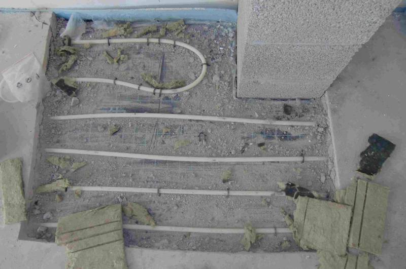 BAU.DE / BAU-Forum: 1. Bild zu Frage "Aussparung Fußbodenheizung vergessen - korrekte Vorgehensweise?" im BAU-Forum "Fußbodenheizungen / Wandheizungen" BAU.DE / BAU-Forum: 1. Bild zu Frage "Aussparung Fußbodenheizung vergessen - korrekte Vorgehensweise?" im BAU-Forum "Fußbodenheizungen / Wandheizungen"