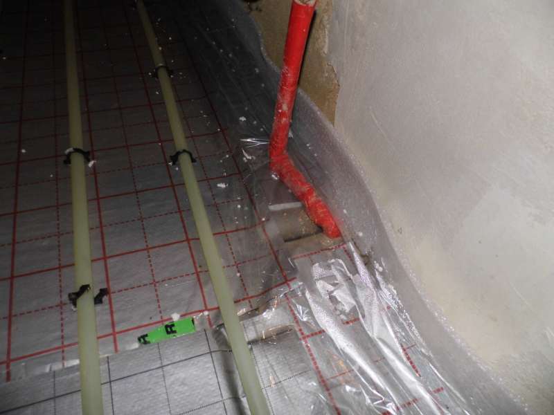BAU.DE / BAU-Forum: 1. Bild zu Frage "Fußbodenheizung - hat der Heizungsbauer hier gemurkst?" im BAU-Forum "Fußbodenheizungen / Wandheizungen" BAU.DE / BAU-Forum: 1. Bild zu Frage "Fußbodenheizung - hat der Heizungsbauer hier gemurkst?" im BAU-Forum "Fußbodenheizungen / Wandheizungen"