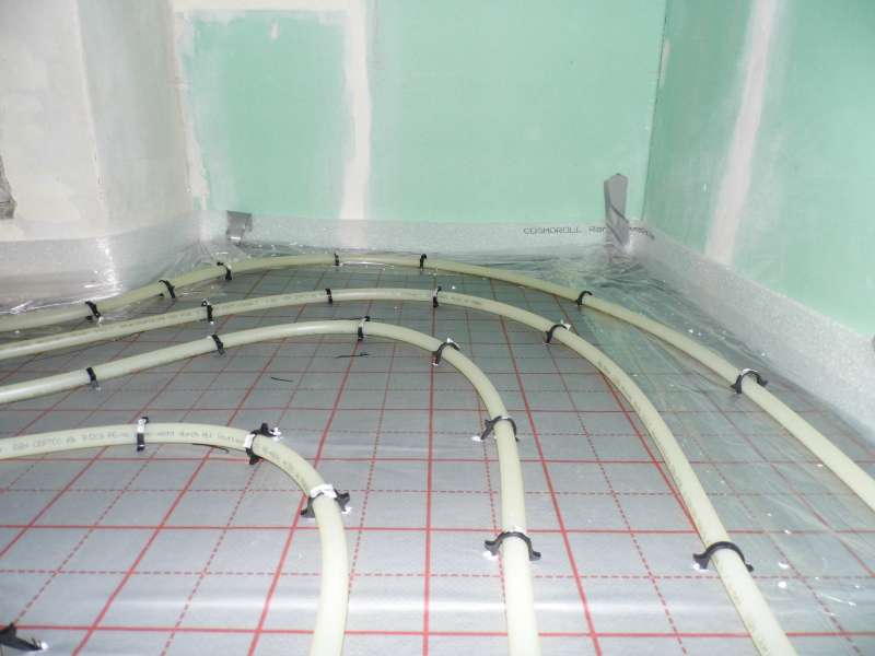 BAU.DE / BAU-Forum: 2. Bild zu Frage "Fußbodenheizung - hat der Heizungsbauer hier gemurkst?" im BAU-Forum "Fußbodenheizungen / Wandheizungen" BAU.DE / BAU-Forum: 2. Bild zu Frage "Fußbodenheizung - hat der Heizungsbauer hier gemurkst?" im BAU-Forum "Fußbodenheizungen / Wandheizungen"