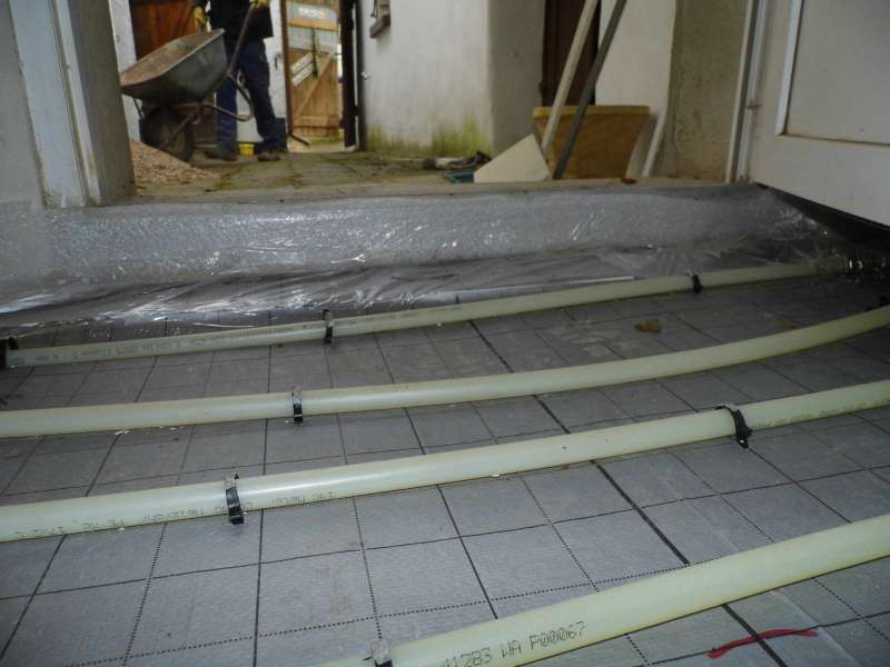 BAU.DE / BAU-Forum: 3. Bild zu Frage "Fußbodenheizung - hat der Heizungsbauer hier gemurkst?" im BAU-Forum "Fußbodenheizungen / Wandheizungen" BAU.DE / BAU-Forum: 3. Bild zu Frage "Fußbodenheizung - hat der Heizungsbauer hier gemurkst?" im BAU-Forum "Fußbodenheizungen / Wandheizungen"