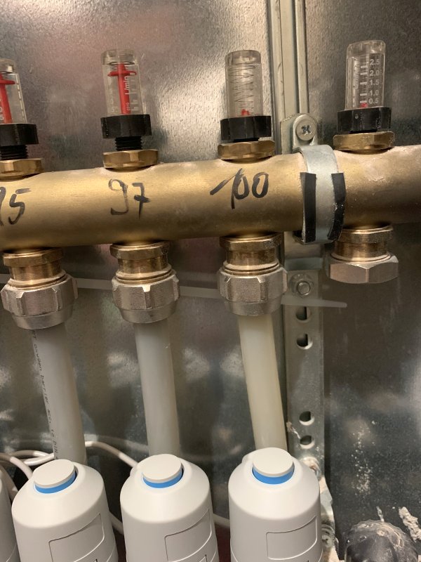 BAU.DE / BAU-Forum: 3. Bild zu Frage "Badezimmer heizt nicht, Durchflussz&auml;hler klemmt" im BAU-Forum "Fu&szlig;bodenheizungen / Wandheizungen"