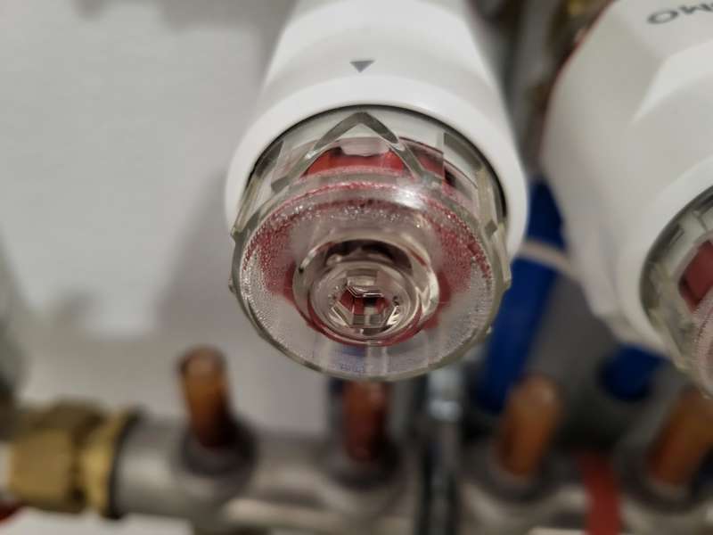 BAU.DE / BAU-Forum: 3. Bild zu Frage "Stellantriebe Fußbodenheizung schwitzen: Ursachen, Lösungen & Kosten bei Kondenswasser?" im BAU-Forum "Fußbodenheizungen / Wandheizungen" BAU.DE / BAU-Forum: 3. Bild zu Frage "Stellantriebe Fußbodenheizung schwitzen: Ursachen, Lösungen & Kosten bei Kondenswasser?" im BAU-Forum "Fußbodenheizungen / Wandheizungen"