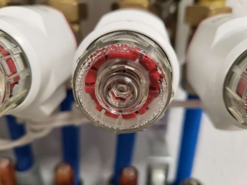 BAU.DE / BAU-Forum: 4. Bild zu Frage "Stellantriebe Fußbodenheizung schwitzen: Ursachen, Lösungen & Kosten bei Kondenswasser?" im BAU-Forum "Fußbodenheizungen / Wandheizungen" BAU.DE / BAU-Forum: 4. Bild zu Frage "Stellantriebe Fußbodenheizung schwitzen: Ursachen, Lösungen & Kosten bei Kondenswasser?" im BAU-Forum "Fußbodenheizungen / Wandheizungen"