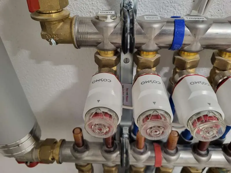 BAU.DE / BAU-Forum: 5. Bild zu Frage "Stellantriebe Fußbodenheizung schwitzen: Ursachen, Lösungen & Kosten bei Kondenswasser?" im BAU-Forum "Fußbodenheizungen / Wandheizungen" BAU.DE / BAU-Forum: 5. Bild zu Frage "Stellantriebe Fußbodenheizung schwitzen: Ursachen, Lösungen & Kosten bei Kondenswasser?" im BAU-Forum "Fußbodenheizungen / Wandheizungen"