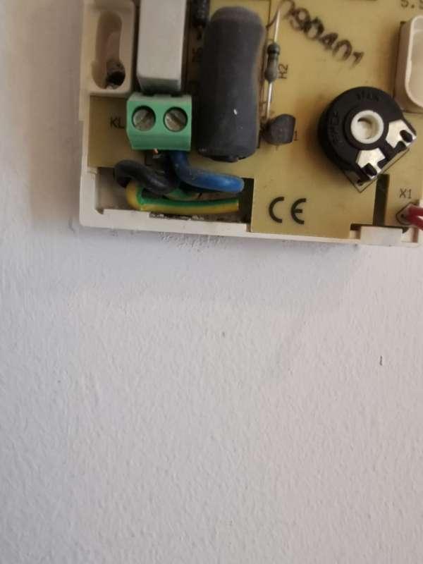 BAU.DE / BAU-Forum: 1. Bild zu Frage "Digitale Fu&szlig;bodenheizungsregler: Aufputz, 3-Draht-Anschluss &ndash; Austausch nach 20 Jahren?" im BAU-Forum "Fu&szlig;bodenheizungen / Wandheizungen"