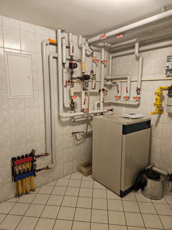 BAU.DE / BAU-Forum: 1. Bild zu Frage "Fu&szlig;bodenheizung: Anzeigen am Heizkreisverteiler reagieren nicht - was tun?" im BAU-Forum "Fu&szlig;bodenheizungen / Wandheizungen"