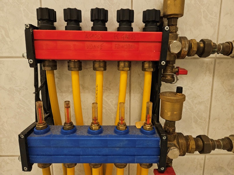 BAU.DE / BAU-Forum: 2. Bild zu Frage "Fu&szlig;bodenheizung: Anzeigen am Heizkreisverteiler reagieren nicht - was tun?" im BAU-Forum "Fu&szlig;bodenheizungen / Wandheizungen"