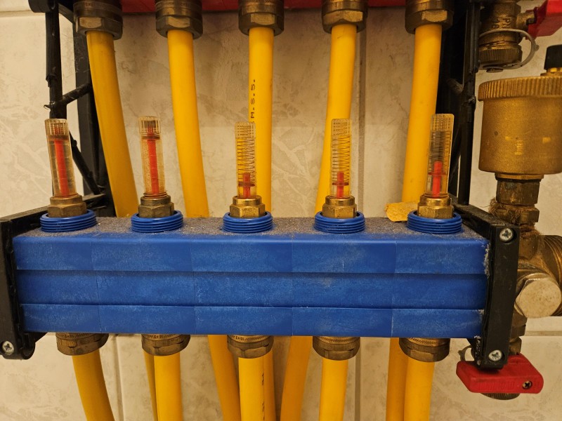 BAU.DE / BAU-Forum: 3. Bild zu Frage "Fu&szlig;bodenheizung: Anzeigen am Heizkreisverteiler reagieren nicht - was tun?" im BAU-Forum "Fu&szlig;bodenheizungen / Wandheizungen"