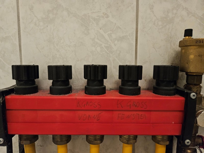 BAU.DE / BAU-Forum: 4. Bild zu Frage "Fu&szlig;bodenheizung: Anzeigen am Heizkreisverteiler reagieren nicht - was tun?" im BAU-Forum "Fu&szlig;bodenheizungen / Wandheizungen"