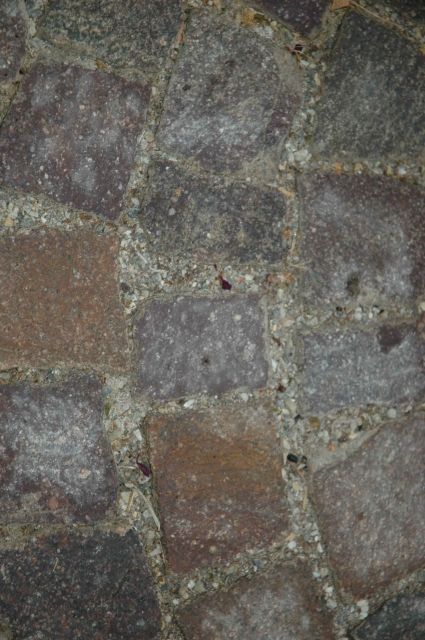 BAU.DE / BAU-Forum: 1. Bild zu Antwort "Porphyr Terrasse: Fugen reparieren ohne Neuverlegung" auf die Frage "Porphyr Pflastersteine: Fugenprobleme auf Terrasse l&ouml;sen &ndash; Ursachen & L&ouml;sungen?" im BAU-Forum "Rund um den Garten"