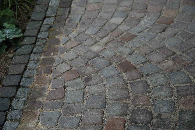 BAU.DE / BAU-Forum: 2. Bild zu Antwort "Porphyr Terrasse: Fugen reparieren ohne Neuverlegung" auf die Frage "Porphyr Pflastersteine: Fugenprobleme auf Terrasse l&ouml;sen &ndash; Ursachen & L&ouml;sungen?" im BAU-Forum "Rund um den Garten"