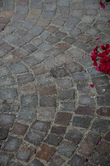 BAU.DE / BAU-Forum: 3. Bild zu Antwort "Porphyr Terrasse: Fugen reparieren ohne Neuverlegung" auf die Frage "Porphyr Pflastersteine: Fugenprobleme auf Terrasse l&ouml;sen &ndash; Ursachen & L&ouml;sungen?" im BAU-Forum "Rund um den Garten"