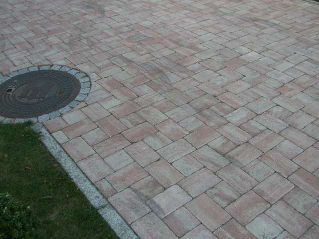 BAU.DE / BAU-Forum: 2. Bild zu Frage "Betonsteinpflaster reinigen mit Hochdruckreiniger: Risiken, Sch&auml;den & Alternativen?" im BAU-Forum "Rund um den Garten"