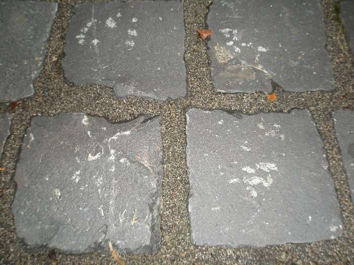 BAU.DE / BAU-Forum: 1. Bild zu Antwort "Zusatzinfo: Basaltpflaster vor Verlegung einwandfrei" auf die Frage "Basaltpflaster verlegen: Hammerspuren vermeiden &ndash; Ursachen, Werkzeug & Profi-Tipps" im BAU-Forum "Rund um den Garten"