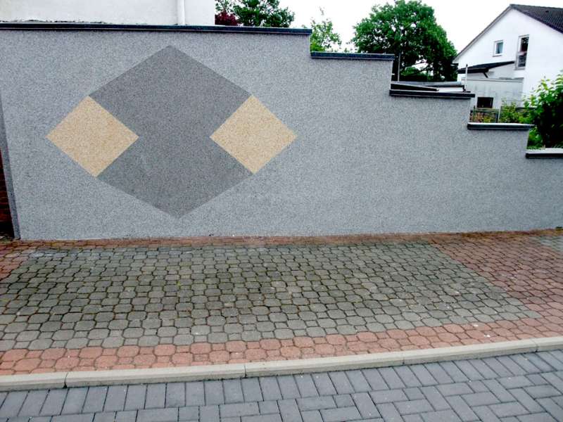 BAU.DE / BAU-Forum: 1. Bild zu Antwort "Materialtipp: Steinteppich als Fassadenverkleidung f&uuml;r St&uuml;tzmauer" auf die Frage "Beton-St&uuml;tzmauer mit Sandstein verkleiden: Anleitung, Kosten & Risiken?" im BAU-Forum "Rund um den Garten"