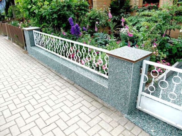 BAU.DE / BAU-Forum: 2. Bild zu Antwort "Materialtipp: Steinteppich als Fassadenverkleidung f&uuml;r St&uuml;tzmauer" auf die Frage "Beton-St&uuml;tzmauer mit Sandstein verkleiden: Anleitung, Kosten & Risiken?" im BAU-Forum "Rund um den Garten"