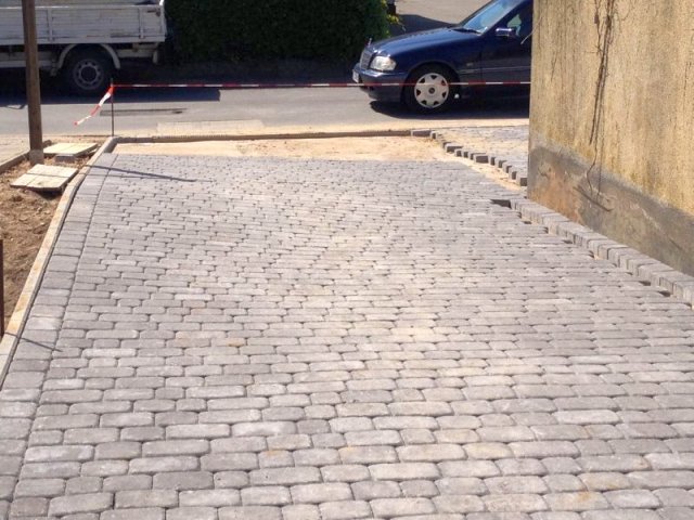 BAU.DE / BAU-Forum: 1. Bild zu Frage "Schiefes Pflaster f&uuml;r Auffahrt verlegt... Sinn?" im BAU-Forum "Rund um den Garten"