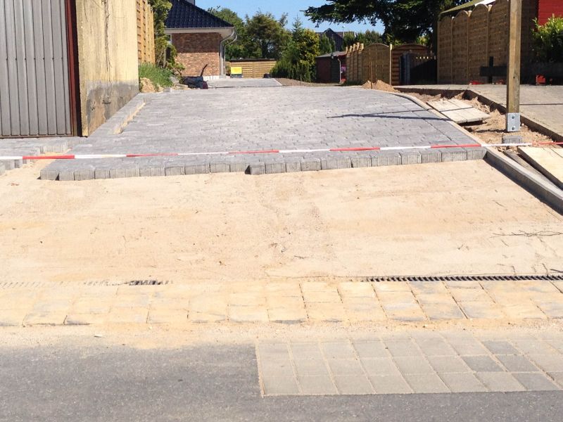 BAU.DE / BAU-Forum: 2. Bild zu Frage "Schiefes Pflaster f&uuml;r Auffahrt verlegt... Sinn?" im BAU-Forum "Rund um den Garten"