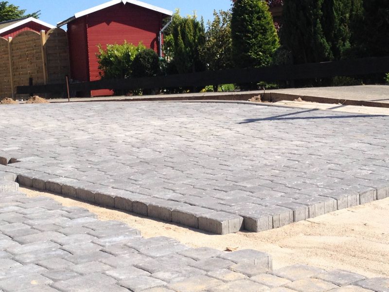 BAU.DE / BAU-Forum: 3. Bild zu Frage "Schiefes Pflaster f&uuml;r Auffahrt verlegt... Sinn?" im BAU-Forum "Rund um den Garten"