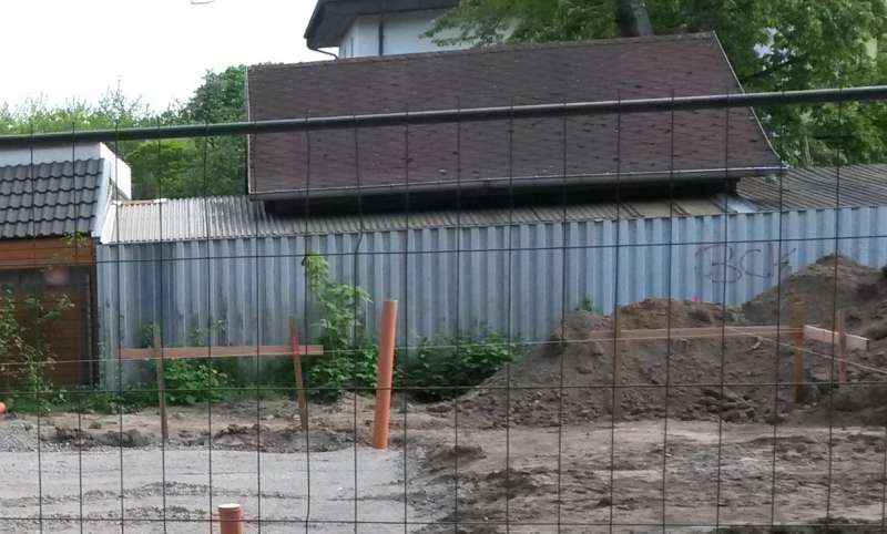 BAU.DE / BAU-Forum: 1. Bild zu Frage "H&auml;ssliche Nachbarwand &nbsp;-&nbsp; was tun?" im BAU-Forum "Rund um den Garten"