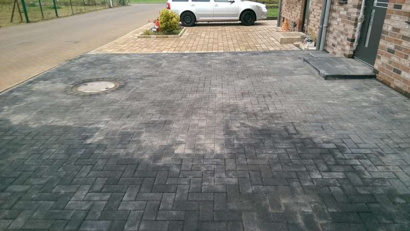 BAU.DE / BAU-Forum: 1. Bild zu Frage "&Ouml;kopflaster nach Verlegung durch F&uuml;llmaterial wei&szlig;e Flecken ." im BAU-Forum "Rund um den Garten"