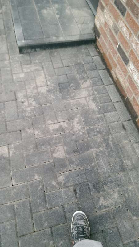 BAU.DE / BAU-Forum: 2. Bild zu Frage "&Ouml;kopflaster nach Verlegung durch F&uuml;llmaterial wei&szlig;e Flecken ." im BAU-Forum "Rund um den Garten"