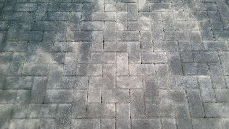 BAU.DE / BAU-Forum: 5. Bild zu Frage "&Ouml;kopflaster nach Verlegung durch F&uuml;llmaterial wei&szlig;e Flecken ." im BAU-Forum "Rund um den Garten"