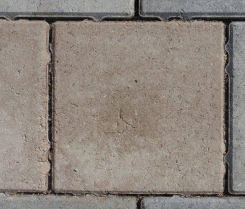 BAU.DE / BAU-Forum: 3. Bild zu Frage "Beton-Pflastersteine mit Qualit&auml;tsm&auml;ngeln" im BAU-Forum "Rund um den Garten"