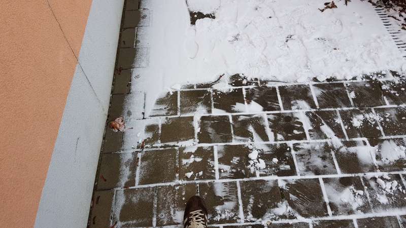 BAU.DE / BAU-Forum: 3. Bild zu Frage "Pflastersteine auf dem Gehweg pl&ouml;tzlich uneben" im BAU-Forum "Rund um den Garten"