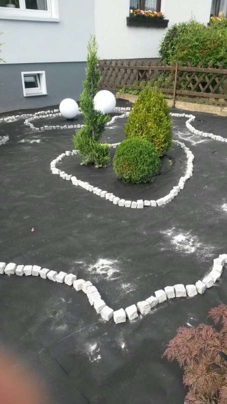 BAU.DE / BAU-Forum: 1. Bild zu Frage "Vorgarten neu gestalten: Ideen, Planung, Bepflanzung & Kosten im &Uuml;berblick" im BAU-Forum "Rund um den Garten"