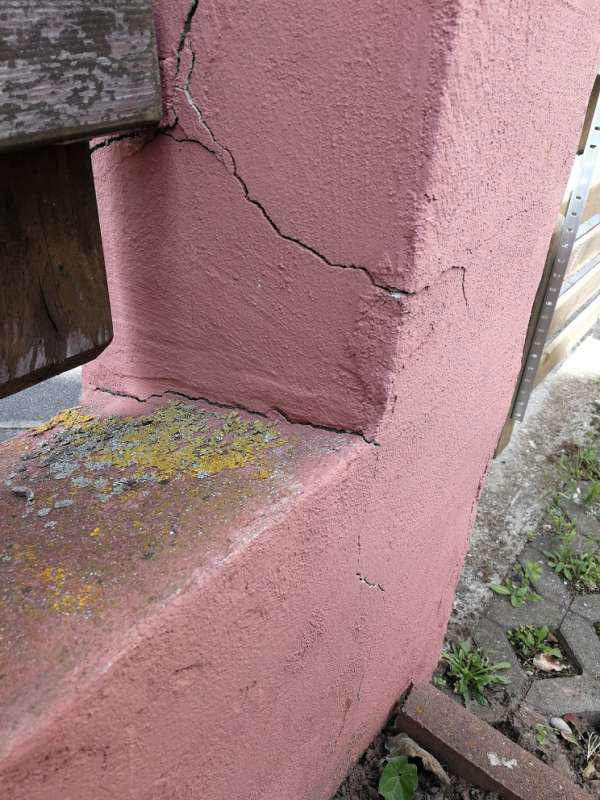 BAU.DE / BAU-Forum: 2. Bild zu Frage "Betonmauer Pfosten Risse: Ursachen, Reparatur & Kosten f&uuml;r Sanierung?" im BAU-Forum "Rund um den Garten"