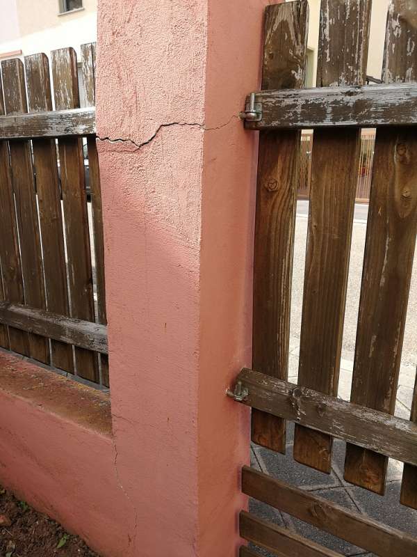 BAU.DE / BAU-Forum: 3. Bild zu Frage "Betonmauer Pfosten Risse: Ursachen, Reparatur & Kosten f&uuml;r Sanierung?" im BAU-Forum "Rund um den Garten"