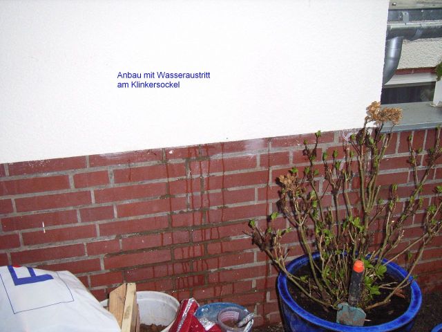 BAU.DE / BAU-Forum: 1. Bild zu Frage "Schwitzwasser zwischen Au&szlig;enwand & Isolierung: Ursachen, Folgen & Sanierung?" im BAU-Forum "Probleme im Mittelstand und Handwerk"