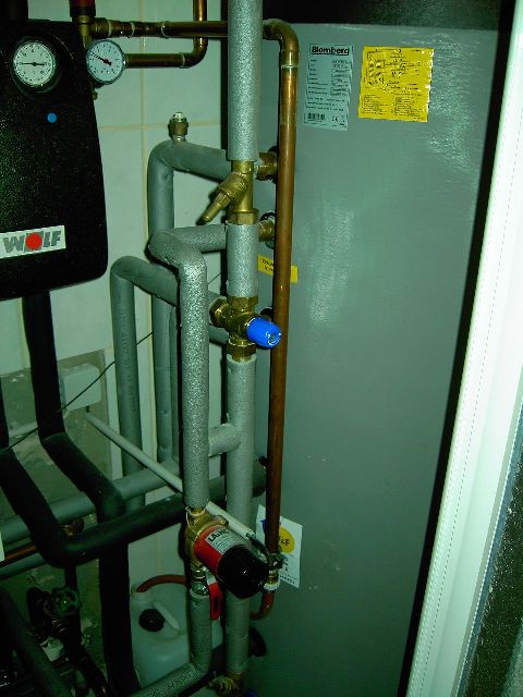 BAU.DE / BAU-Forum: 1. Bild zu Frage "Warmwasserspeicher Ventil pfeift: Ursachen, Funktion & L&ouml;sung f&uuml;r Druckprobleme?" im BAU-Forum "Heizung / Warmwasser"