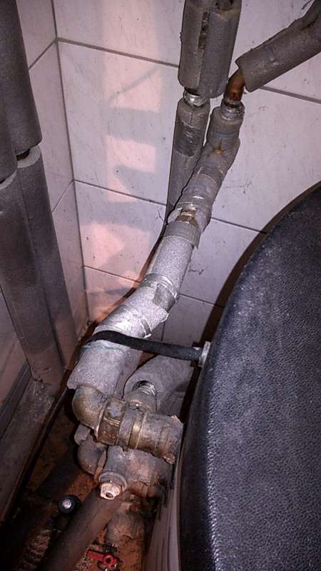 BAU.DE / BAU-Forum: 2. Bild zu Antwort "Fotos anbei" auf die Frage "Buderus Warmwasserspeicher SR120: Druckverlust & Zirkulationsprobleme &ndash; Ursachen & L&ouml;sungen?" im BAU-Forum "Heizung / Warmwasser"