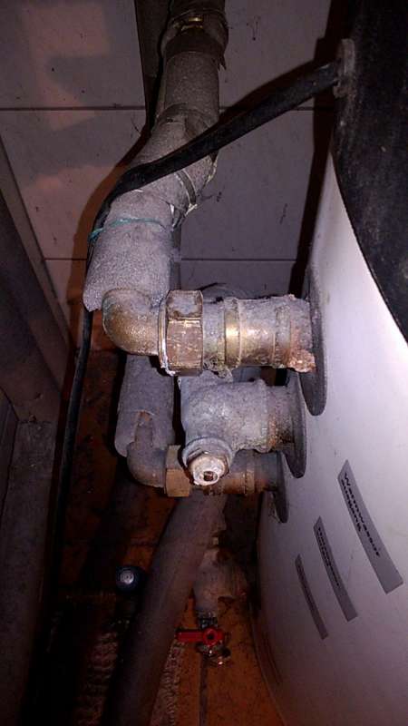 BAU.DE / BAU-Forum: 3. Bild zu Antwort "Fotos anbei" auf die Frage "Buderus Warmwasserspeicher SR120: Druckverlust & Zirkulationsprobleme &ndash; Ursachen & L&ouml;sungen?" im BAU-Forum "Heizung / Warmwasser"