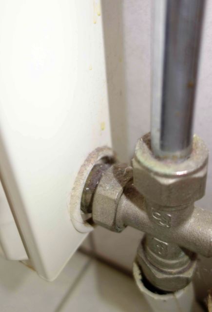 BAU.DE / BAU-Forum: 3. Bild zu Frage "Heizk&ouml;rperverkleidung demontieren: Anleitung, Systeme & Reinigungstipps" im BAU-Forum "Heizung / Warmwasser"