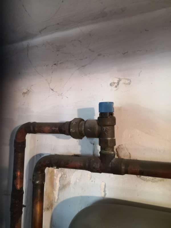 BAU.DE / BAU-Forum: 1. Bild zu Frage "Ventil tropft an &Ouml;lheizung: Ursachen, Notfallma&szlig;nahmen & DIY-Reparatur?" im BAU-Forum "Heizung / Warmwasser"