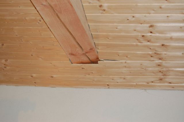 BAU.DE / BAU-Forum: 1. Bild zu Frage "Holzbalken Risse & Verschiebung: Statik pr&uuml;fen? Ursachen, Risiken & Sanierung" im BAU-Forum "Holzschutz, Holzsch&auml;den, Holzsanierung"