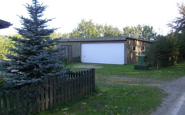 BAU.DE / BAU-Forum: 1. Bild zu Frage "Holzschutz Carport: Unbekannte Vorbehandlung &ndash; Dauerhafter Farbanstrich in Schwedenrot?" im BAU-Forum "Holzschutz, Holzsch&auml;den, Holzsanierung"