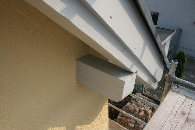 BAU.DE / BAU-Forum: 1. Bild zu Antwort "Pfettenrisse: Feuchtigkeitsprobleme bei Schwemmstein-Fassade" auf die Frage "Dach&uuml;berstand sanieren: Risse in Pfettenk&ouml;pfen &ndash; Ursachen, Reparatur & Kosten?" im BAU-Forum "Holzschutz, Holzsch&auml;den, Holzsanierung"