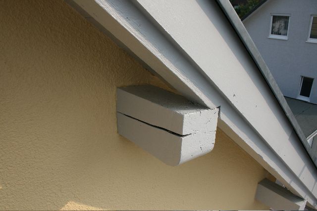 BAU.DE / BAU-Forum: 2. Bild zu Antwort "Pfettenrisse: Feuchtigkeitsprobleme bei Schwemmstein-Fassade" auf die Frage "Dach&uuml;berstand sanieren: Risse in Pfettenk&ouml;pfen &ndash; Ursachen, Reparatur & Kosten?" im BAU-Forum "Holzschutz, Holzsch&auml;den, Holzsanierung"