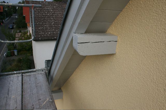 BAU.DE / BAU-Forum: 3. Bild zu Antwort "Pfettenrisse: Feuchtigkeitsprobleme bei Schwemmstein-Fassade" auf die Frage "Dach&uuml;berstand sanieren: Risse in Pfettenk&ouml;pfen &ndash; Ursachen, Reparatur & Kosten?" im BAU-Forum "Holzschutz, Holzsch&auml;den, Holzsanierung"