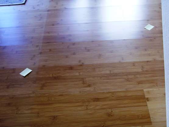 BAU.DE / BAU-Forum: 1. Bild zu Antwort "Hier die Bilder" auf die Frage "Bambusparkett Reklamation: Kanten quellen, Risse &ndash; Ursachen & Rechte?" im BAU-Forum "Holzschutz, Holzsch&auml;den, Holzsanierung"