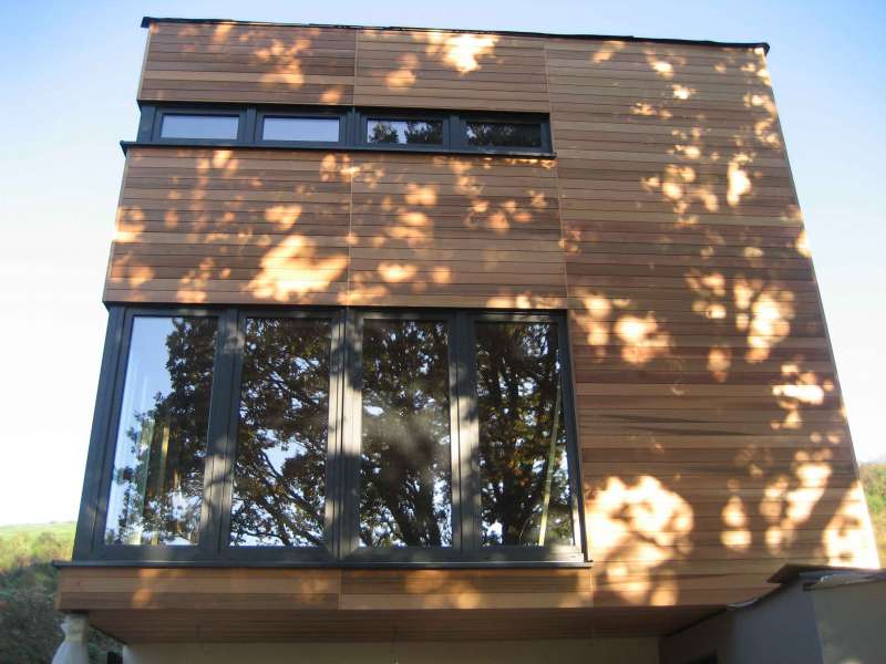 BAU.DE / BAU-Forum: 1. Bild zu Frage "Schwarze Flecken auf Zedernholz-Fassade: Ursachen, Entfernung & Vorbeugung?" im BAU-Forum "Holzschutz, Holzsch&auml;den, Holzsanierung"