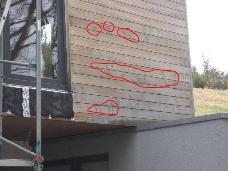 BAU.DE / BAU-Forum: 3. Bild zu Frage "Schwarze Flecken auf Zedernholz-Fassade: Ursachen, Entfernung & Vorbeugung?" im BAU-Forum "Holzschutz, Holzsch&auml;den, Holzsanierung"