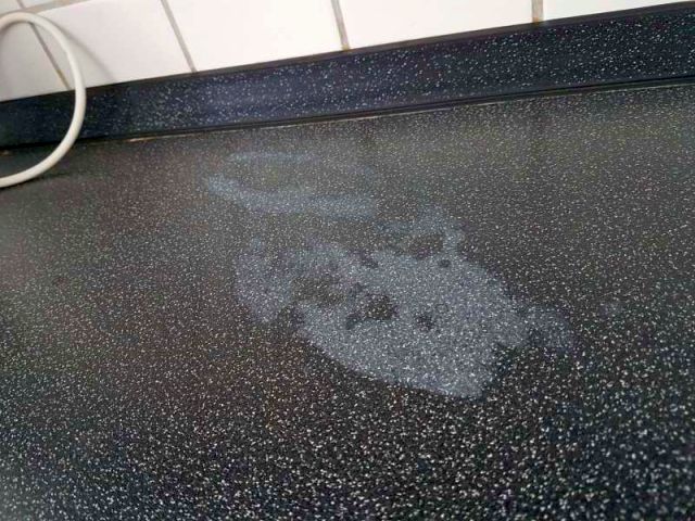 BAU.DE / BAU-Forum: 1. Bild zu Frage "S&auml;ureschaden auf Arbeitsplatte in der K&uuml;che" im BAU-Forum "Holzschutz, Holzsch&auml;den, Holzsanierung"