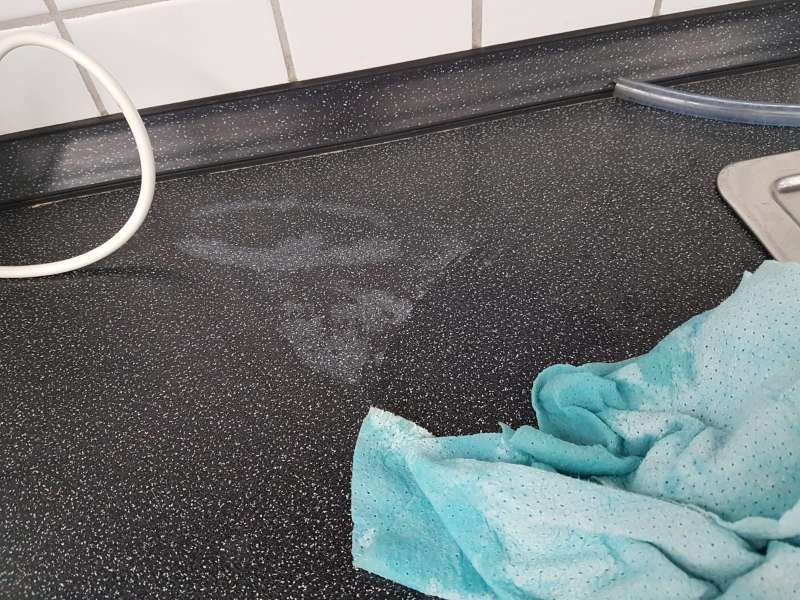 BAU.DE / BAU-Forum: 4. Bild zu Frage "S&auml;ureschaden auf Arbeitsplatte in der K&uuml;che" im BAU-Forum "Holzschutz, Holzsch&auml;den, Holzsanierung"