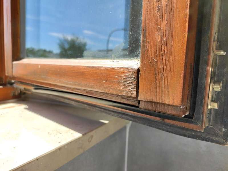 BAU.DE / BAU-Forum: 4. Bild zu Frage "Holzfenster Sanierung: Grobporiges Holz, Anstrich &ndash; Ist die Ausf&uuml;hrung in Ordnung?" im BAU-Forum "Holzschutz, Holzsch&auml;den, Holzsanierung"